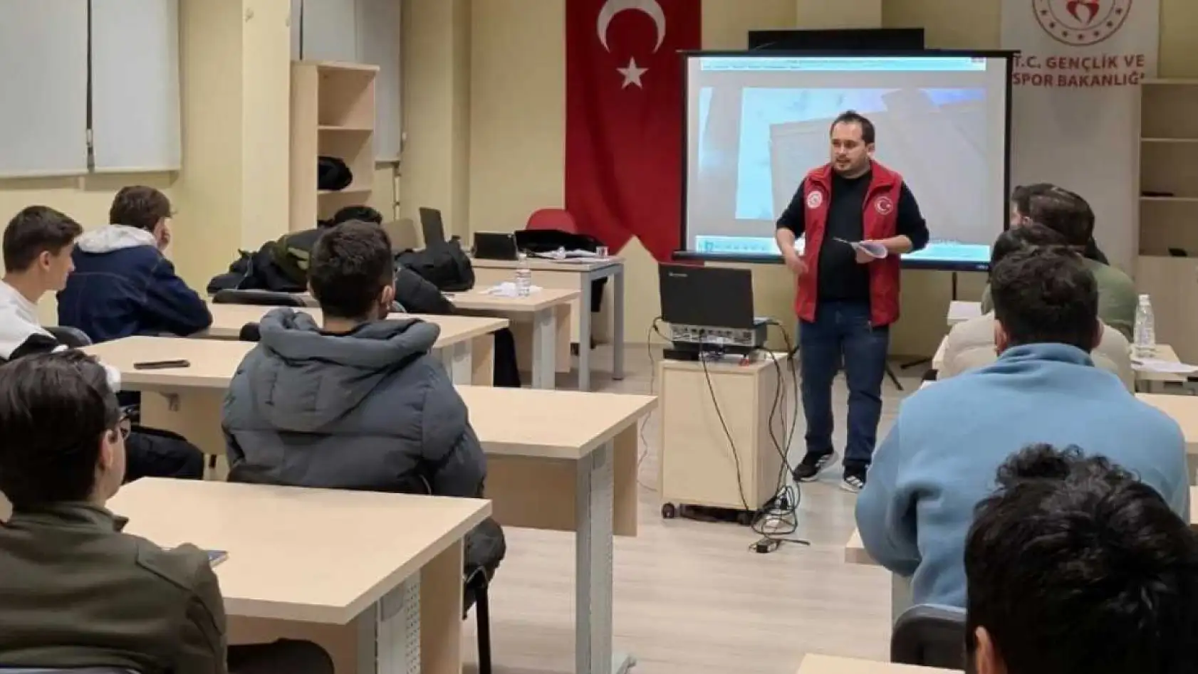 Gençlik ve Spor Bakanlığı'nın gençlik projeleri Menteşe'de öğrencilere anlatıldı