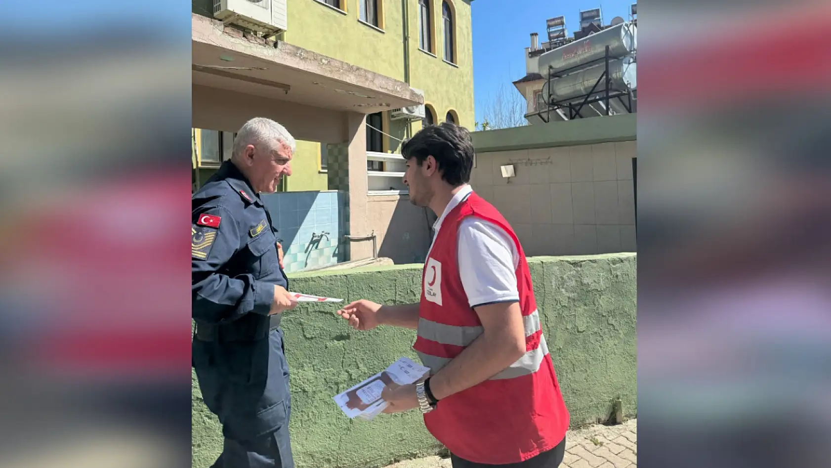 Kızılay gönüllüleri Seydikemer'de kan bağışına teşvik etmek için broşür dağıttı