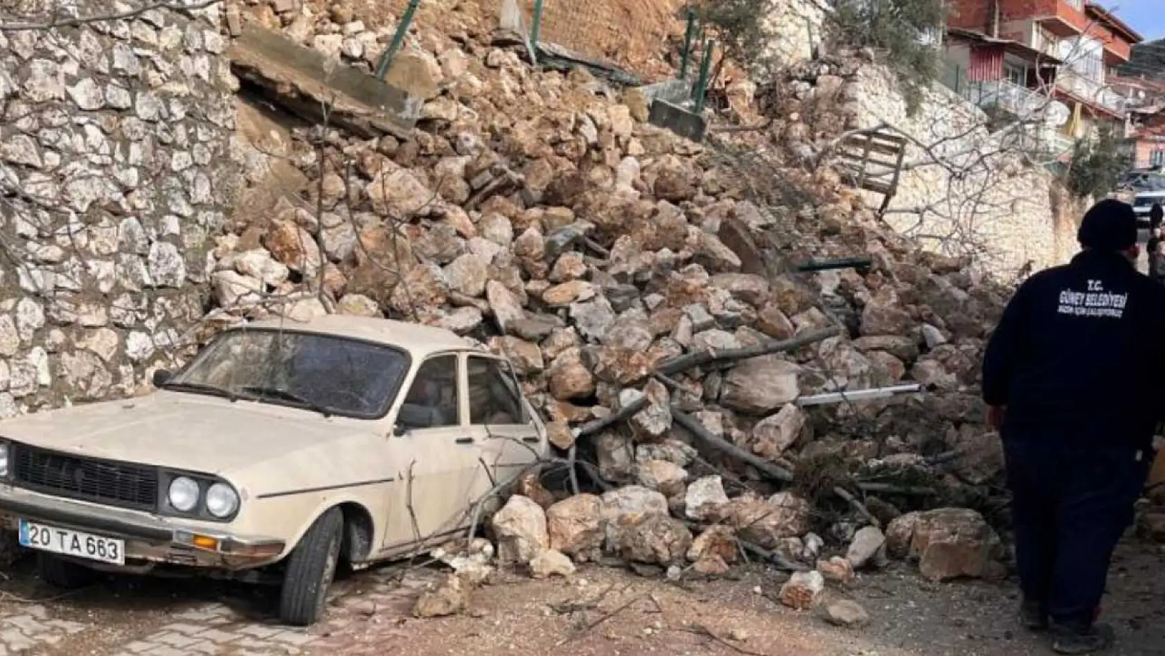 Çöken istinat duvarı iki aracı yuttu