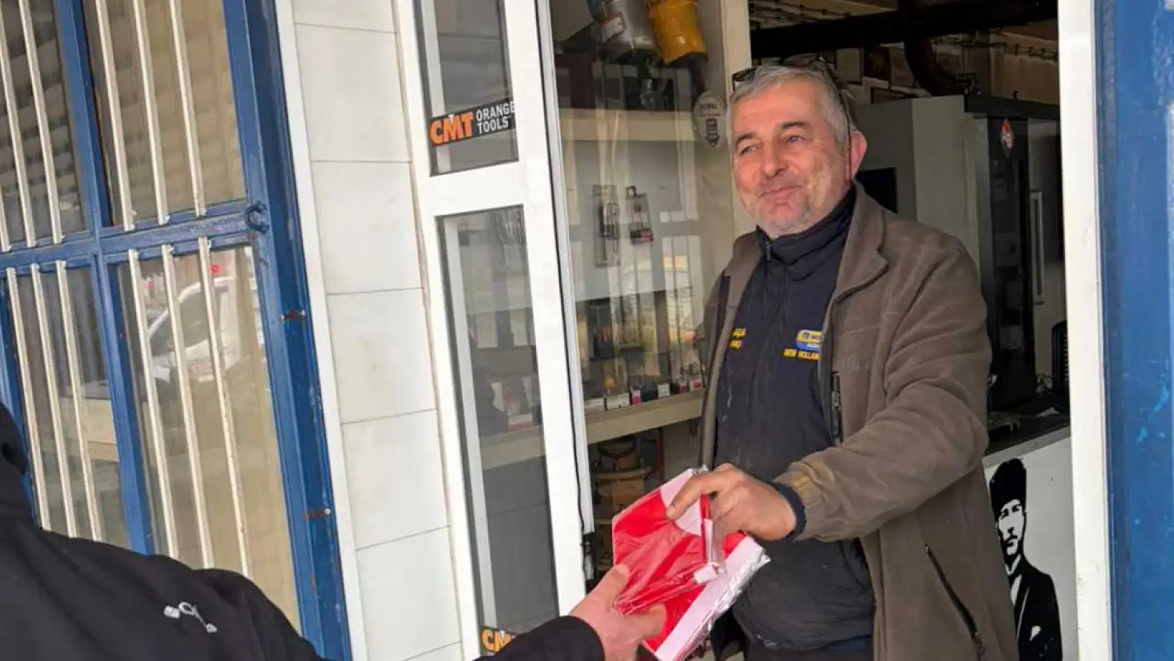 Muğla Büyükşehir Türk Bayrağı Dağıtarak Dayanışma Mesajı Verdi