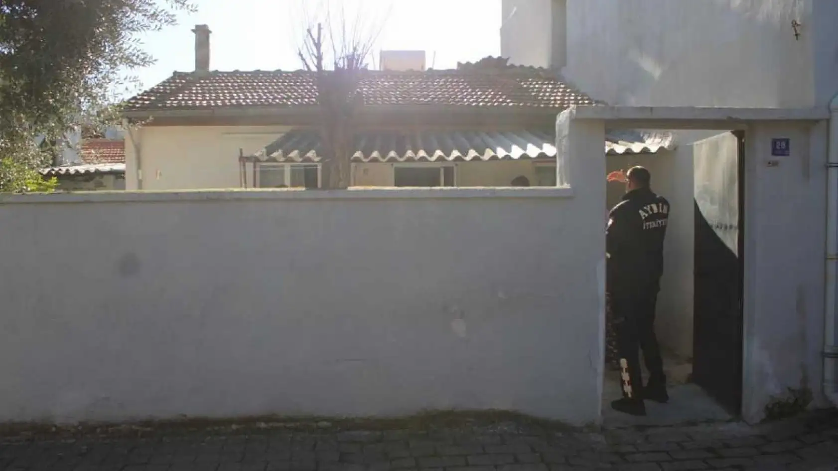 Uyurken kulağına pamuk tıkayınca, ekipler kapıya dayandı