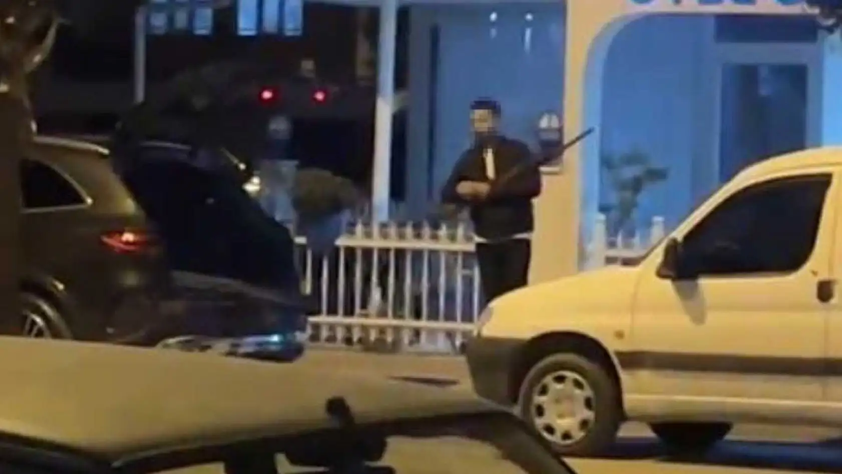 Park halindeki araçlara çarptı, pompalı tüfek ile işyeri sahibini yaraladı