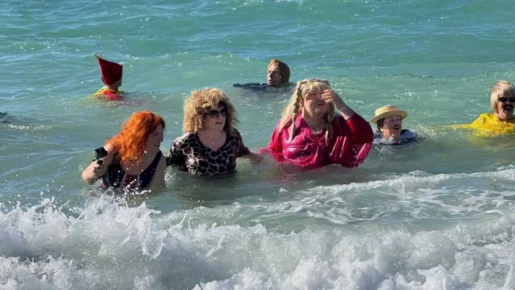 Fethiye'de soğuk havaya aldırmadılar, çocuklar ve hayvanlar için denize girdiler