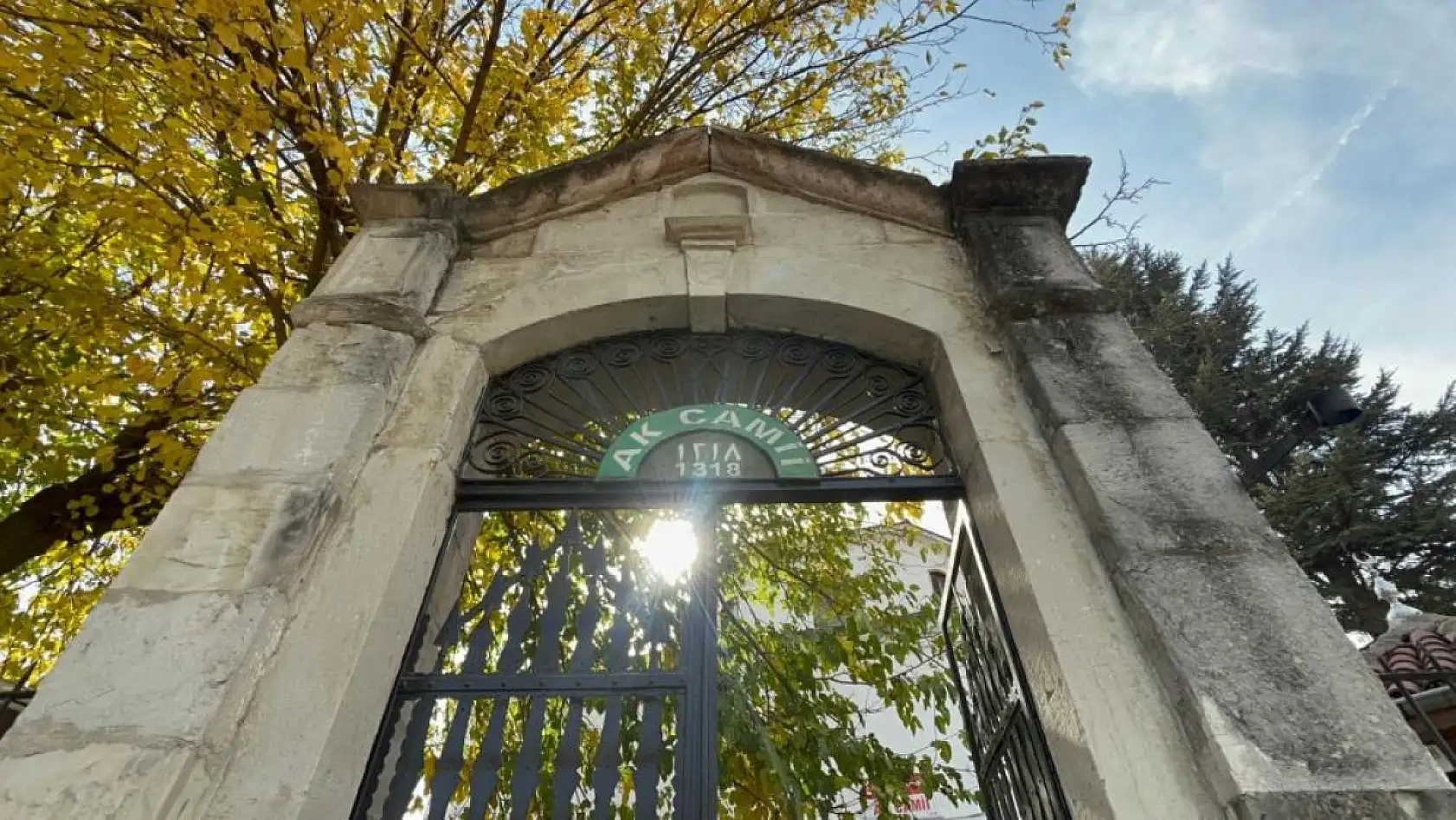 Hamam olarak yapılıp camiye dönüştürülen tarihi yapı 700 yıldır ayakta