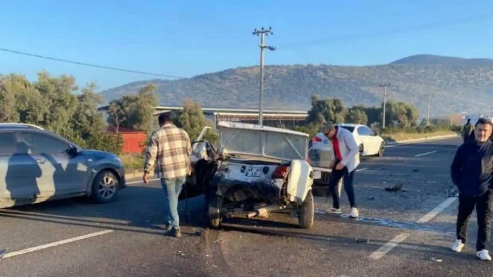 Milas'ta zincirleme kaza, Tofaş araç teneke kutu gibi ezildi