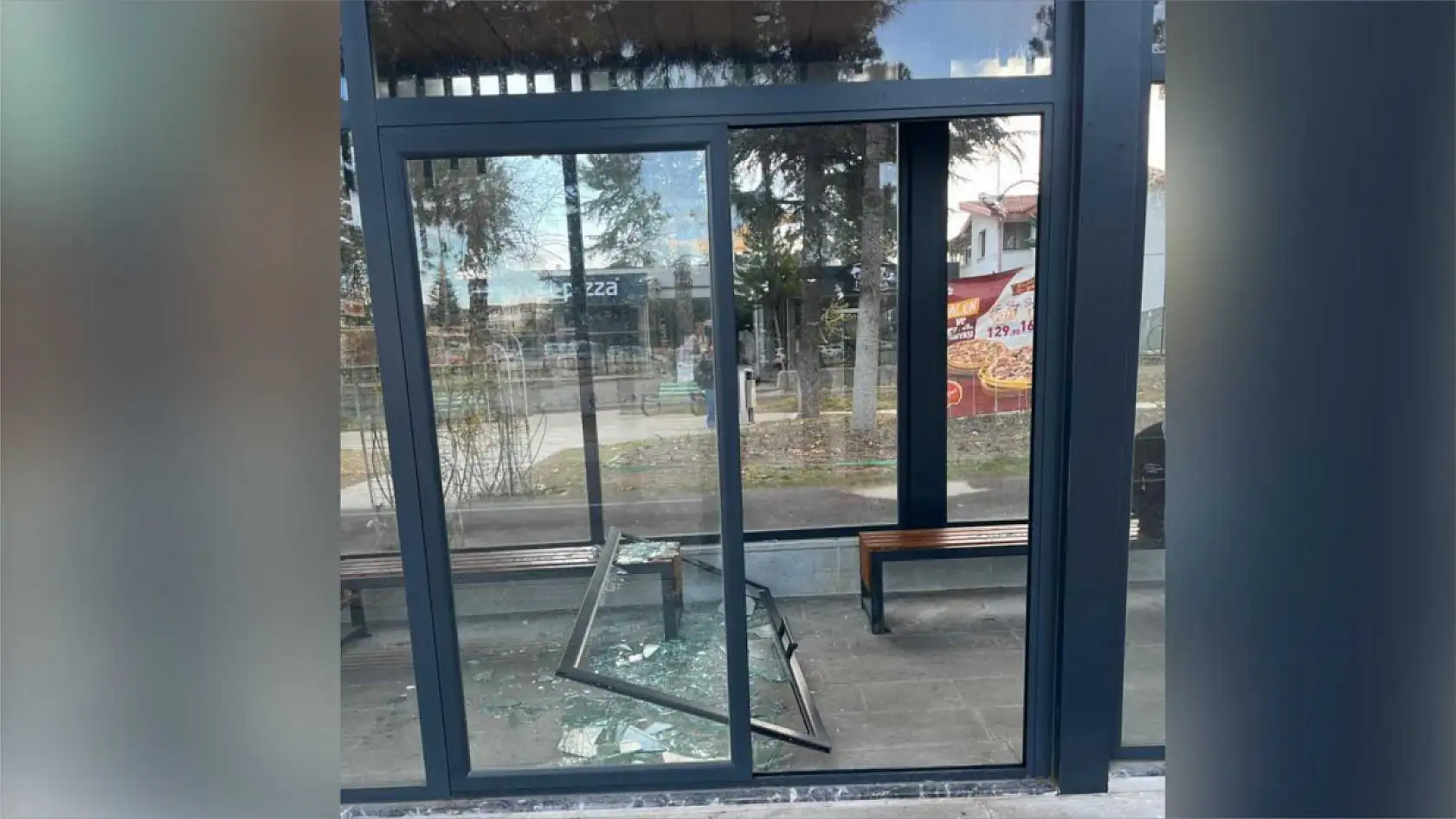 Kapalı otobüs durağına çirkin saldırı