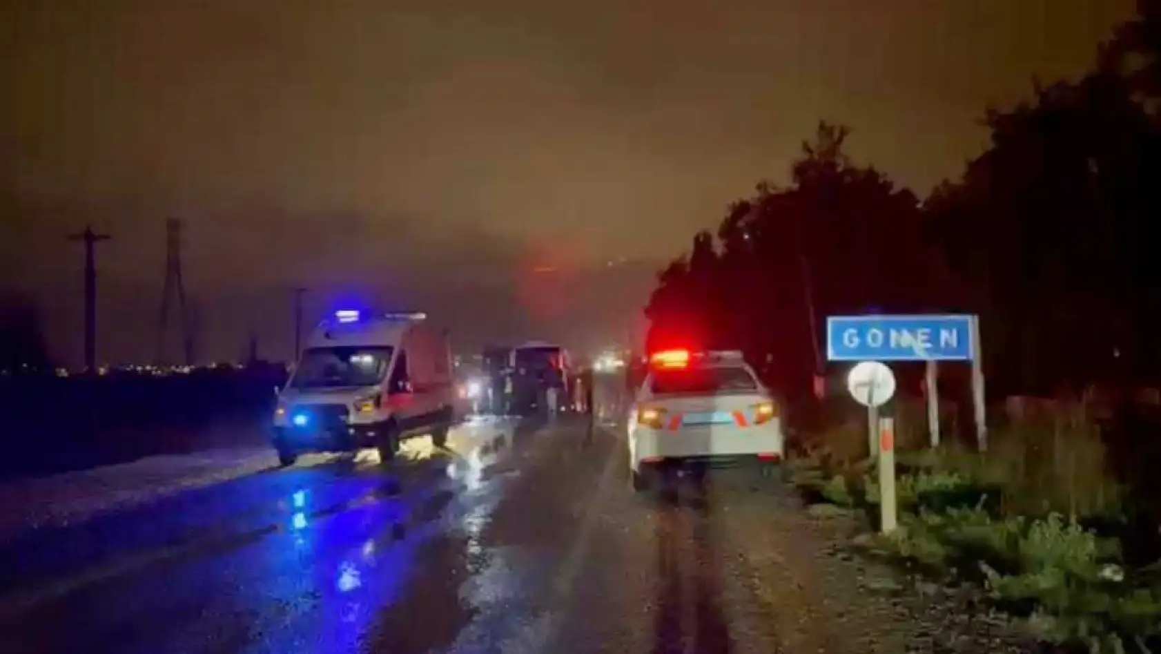 İşçi servisi ile otomobil çarpıştı: 1 ölü, 13 yaralı