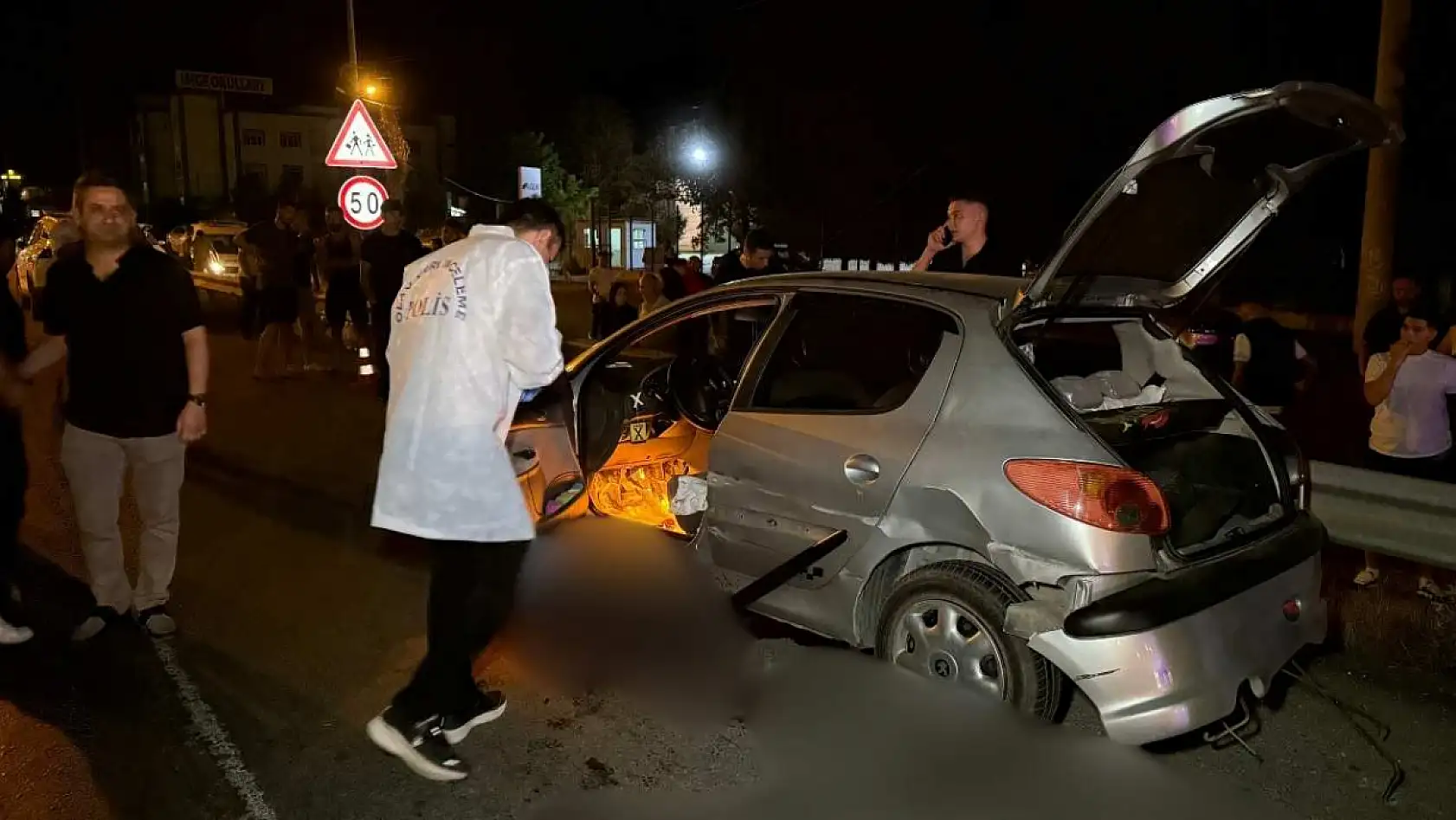 Kontrolünü kaybettiği otomobilde can verdi: Araçtaki alkol şişesi dikkat çekti