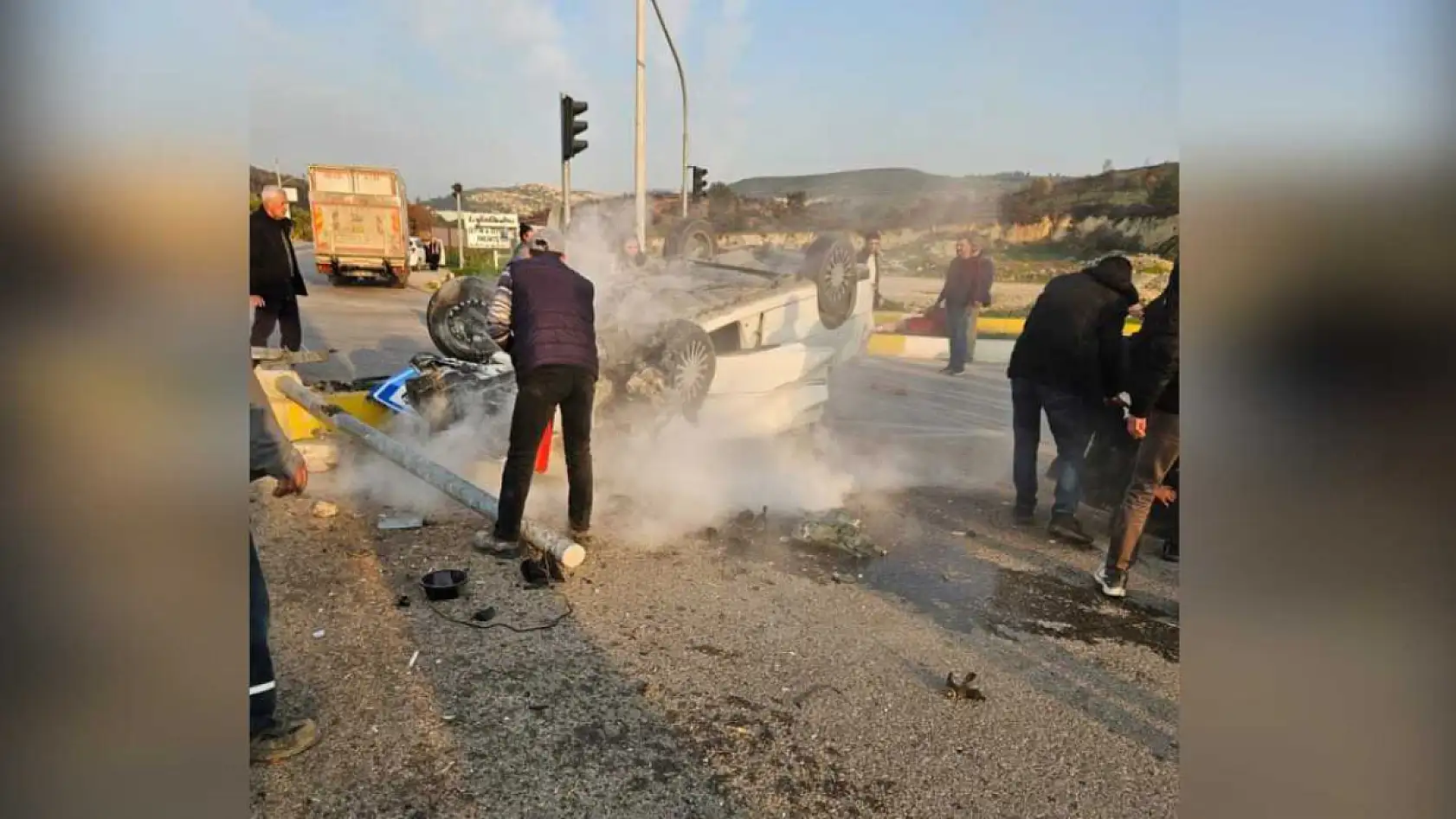 Takla atarak hurdaya dönen araçta gelin ve kaynana yaralandı