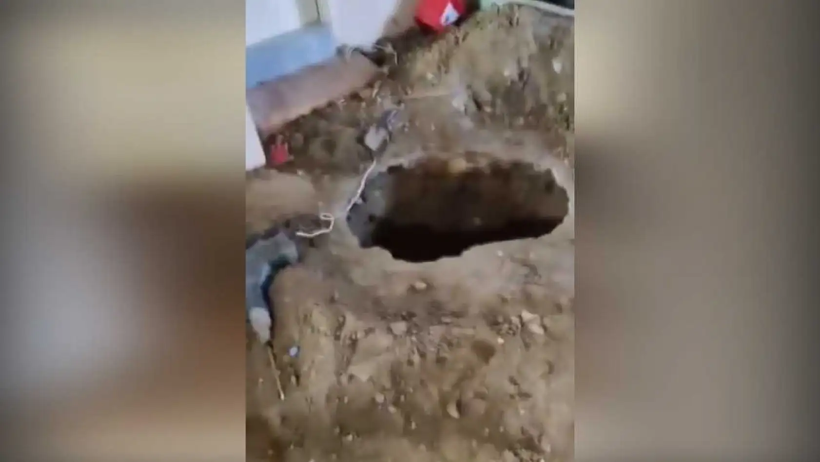 Eve girdiğinde gördüklerine inanamadı: Miras kavgası, define aramaya döndü