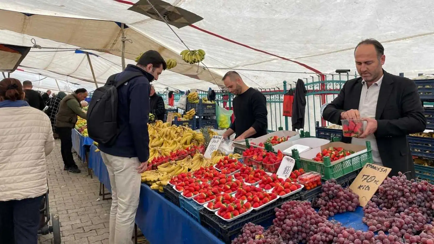 Fethiye Salı Pazarı esnafı Kaçar, 'Yılbaşına özel kampanyalar var, fiyatlar aynı seviyede'