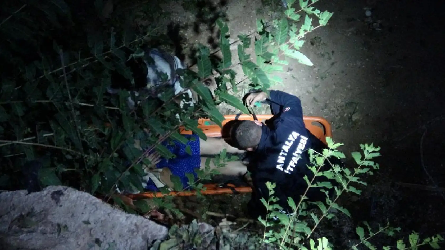 4 Metrelik inşaat çukuruna düşen turist itfaiye tarafından kurtarıldı