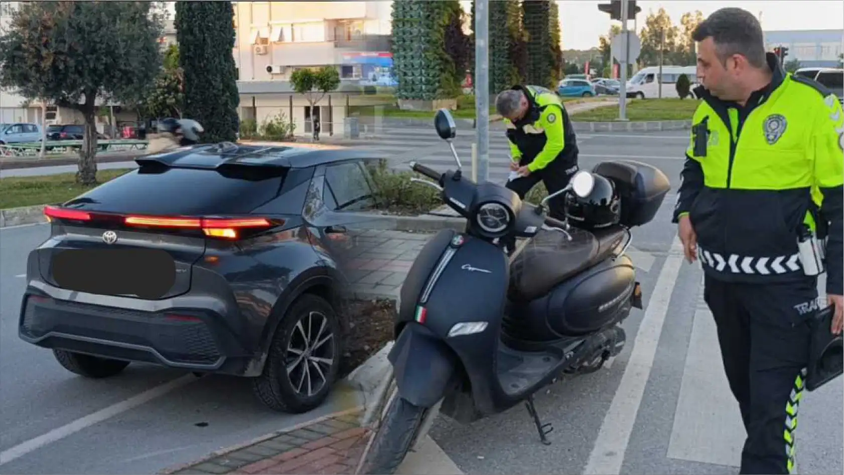 Motosiklet ile otomobil çarpıştı: 2 yaralı