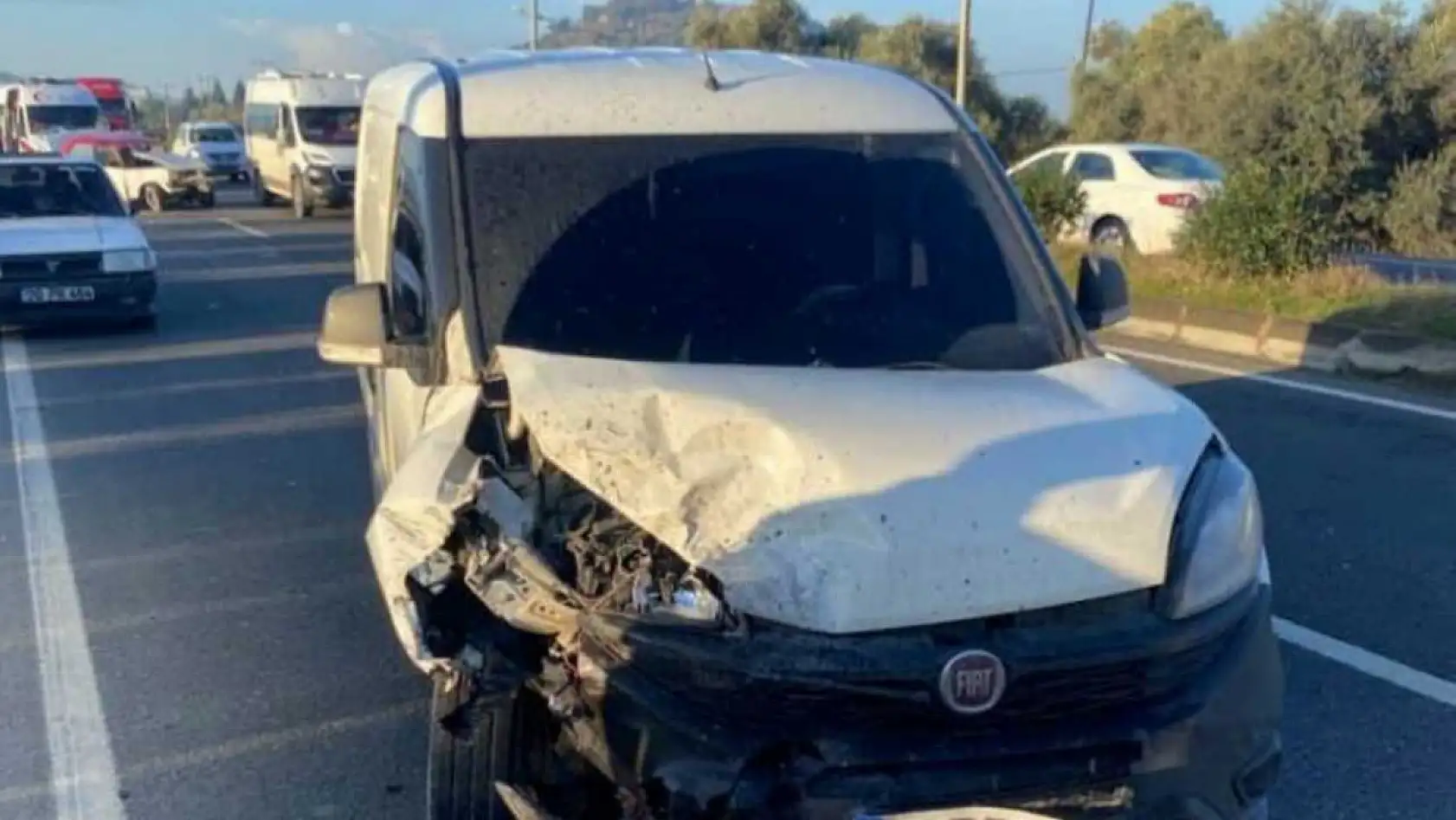 Milas'ta zincirleme kaza, Tofaş araç teneke kutu gibi ezildi