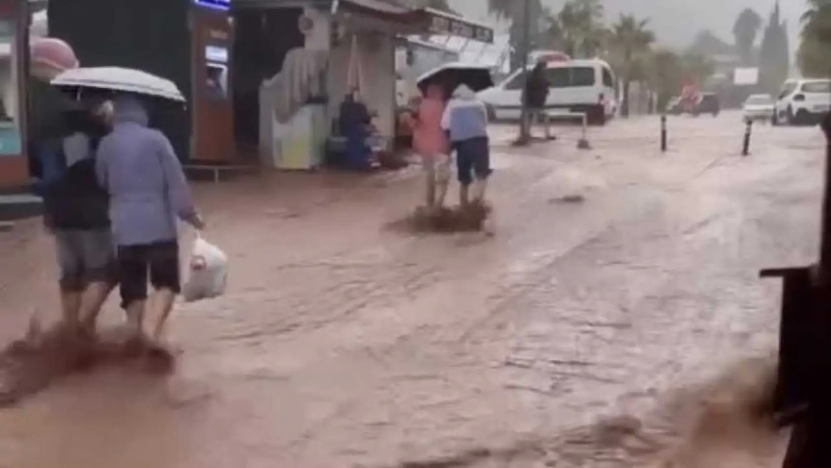 Fethiye'de turistler sel sularında eğlendi