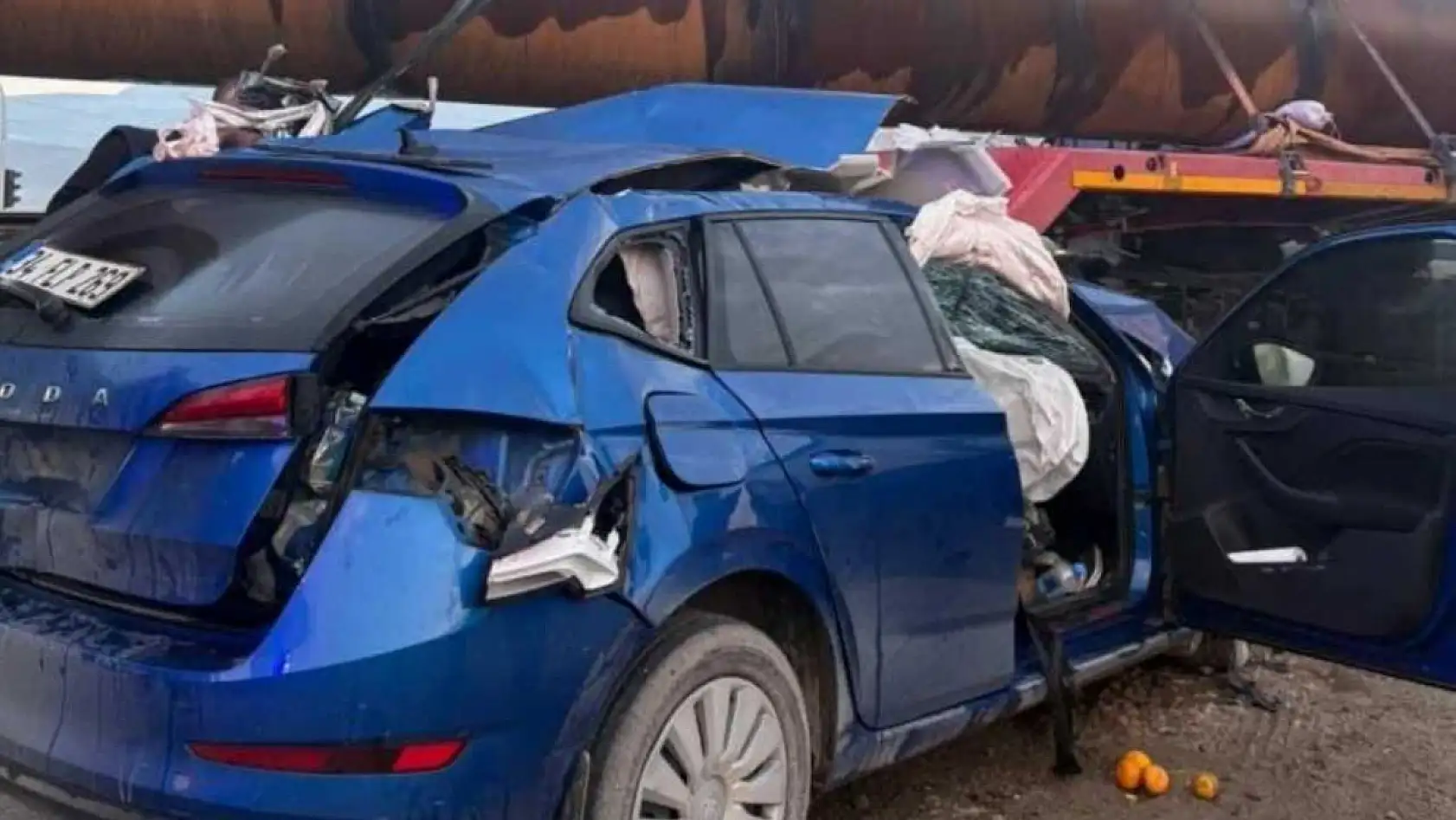 Otomobil, demir boru yüklü tırla çarpıştı: 2 yaralı