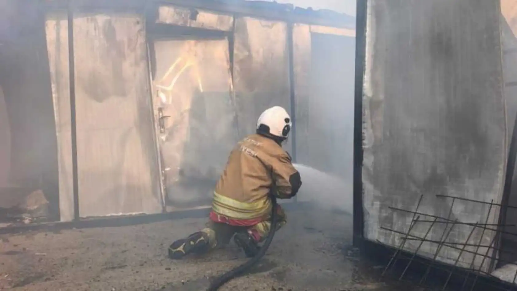 İşçilerin kaldığı konteyner yatakhane alevlere teslim oldu
