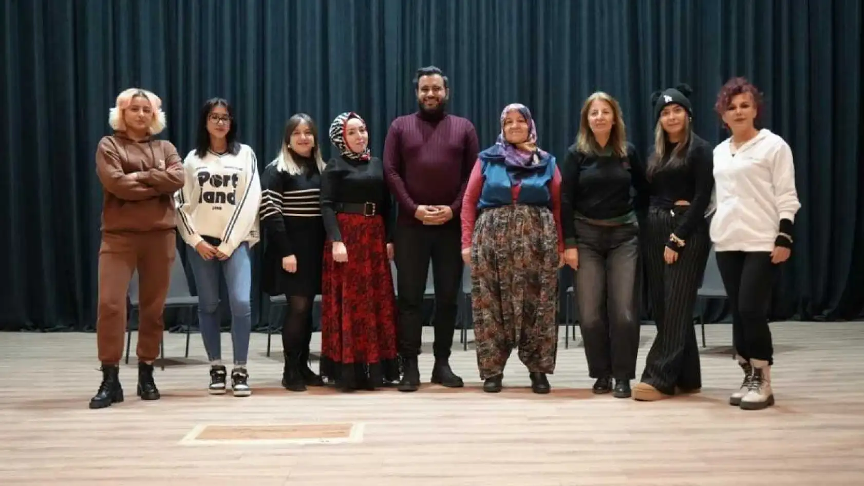 Çocukları sosyalleşsin diye geldi, sahnenin yıldızı oldu