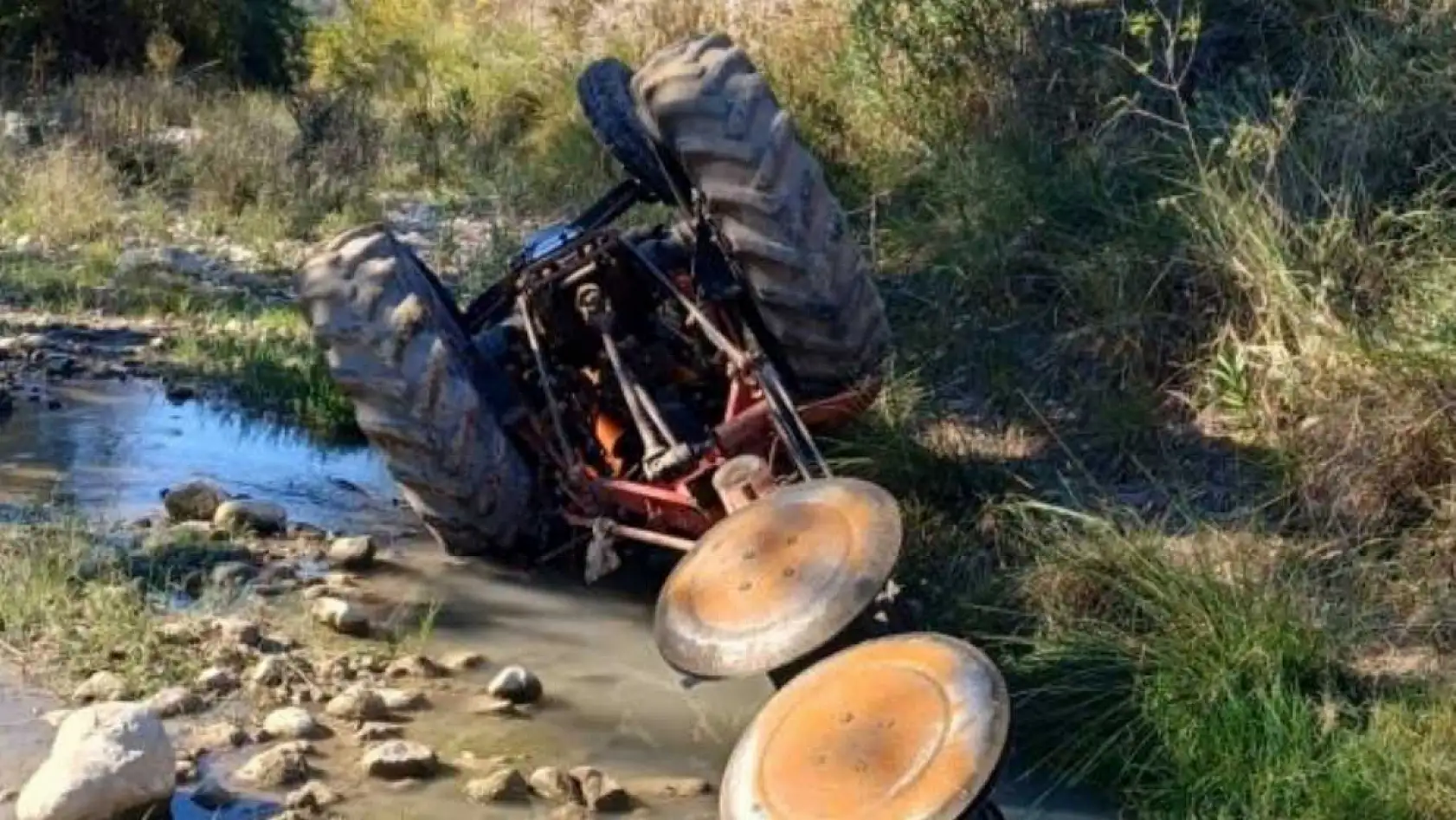 Devrilen traktörün altında kalan sürücü hayatını kaybetti