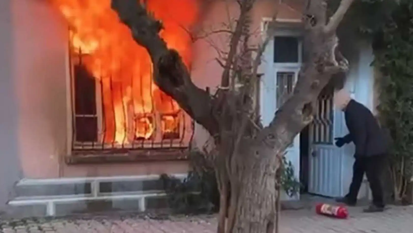 Kedisini kurtarmak için alevlerin içine daldı komşuları güçlükle dışarı çıkardı