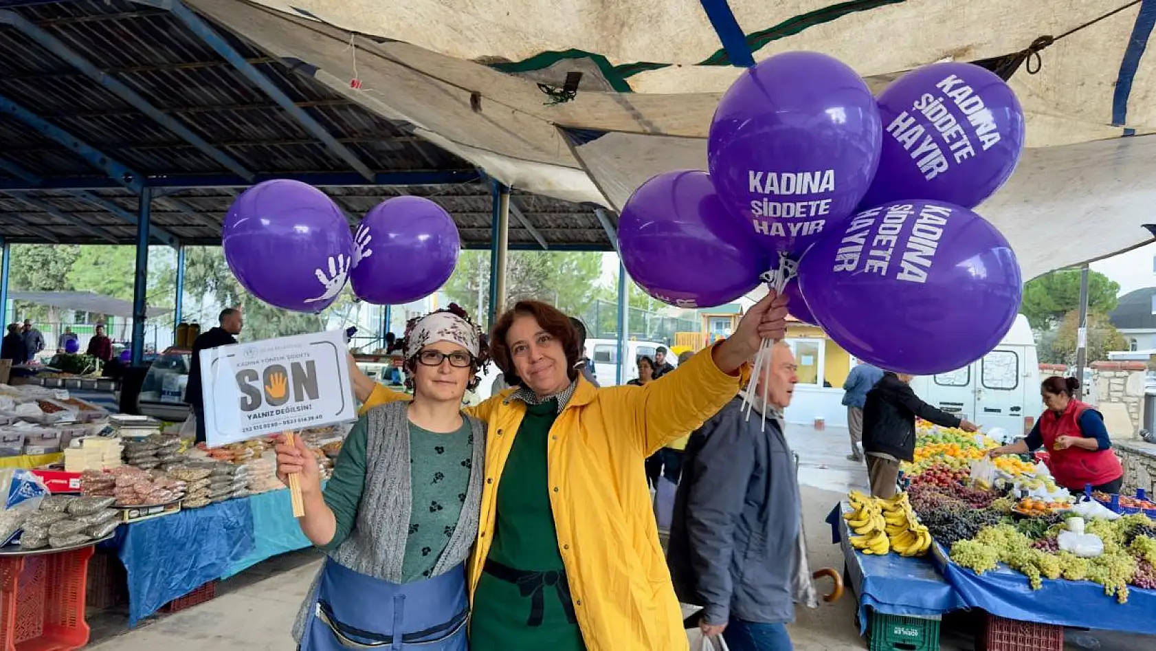 'Kadına Şiddete Son' Diyerek Mor Balon Dağıttılar