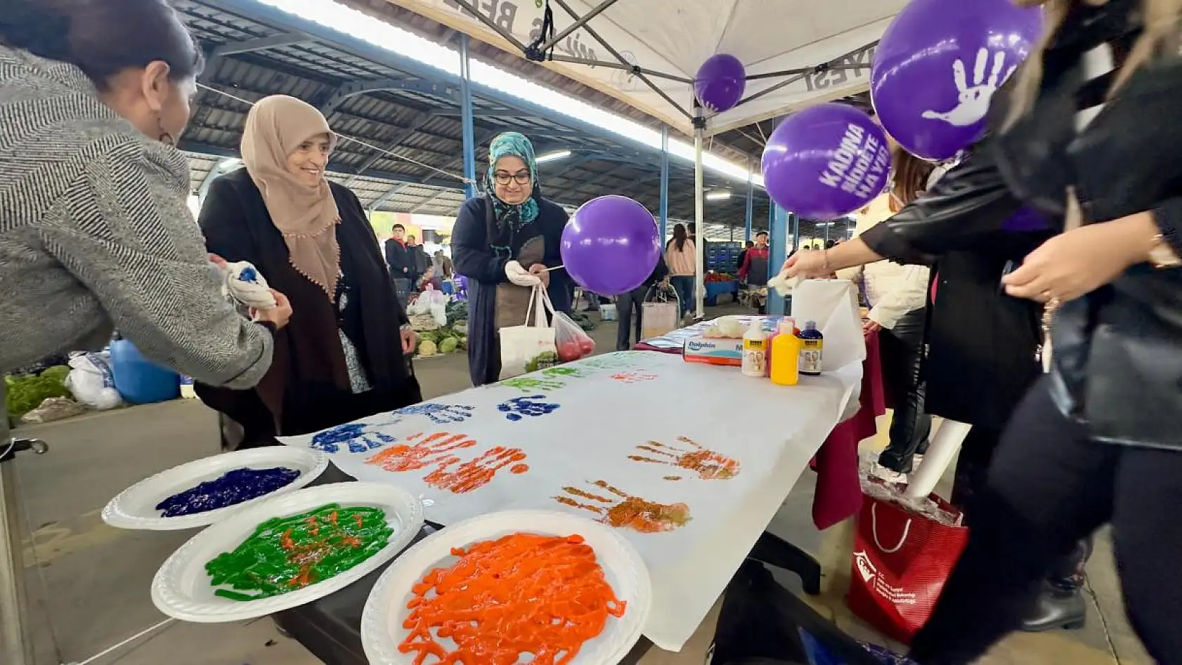 'Kadına Şiddete Son' Diyerek Mor Balon Dağıttılar