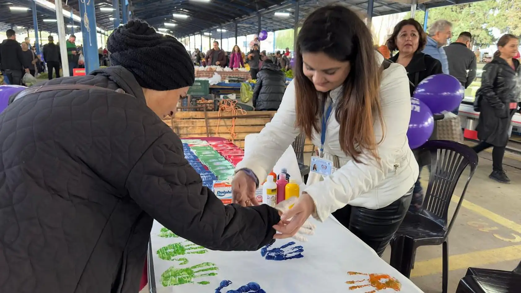 'Kadına Şiddete Son' Diyerek Mor Balon Dağıttılar