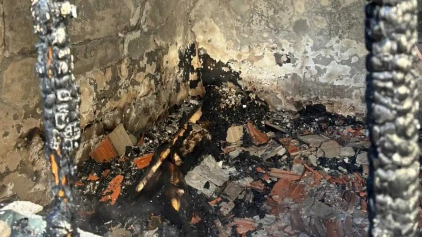 Yaşlı adam evinde elektrikli sobadan çıkan yangında hayatını kaybetti