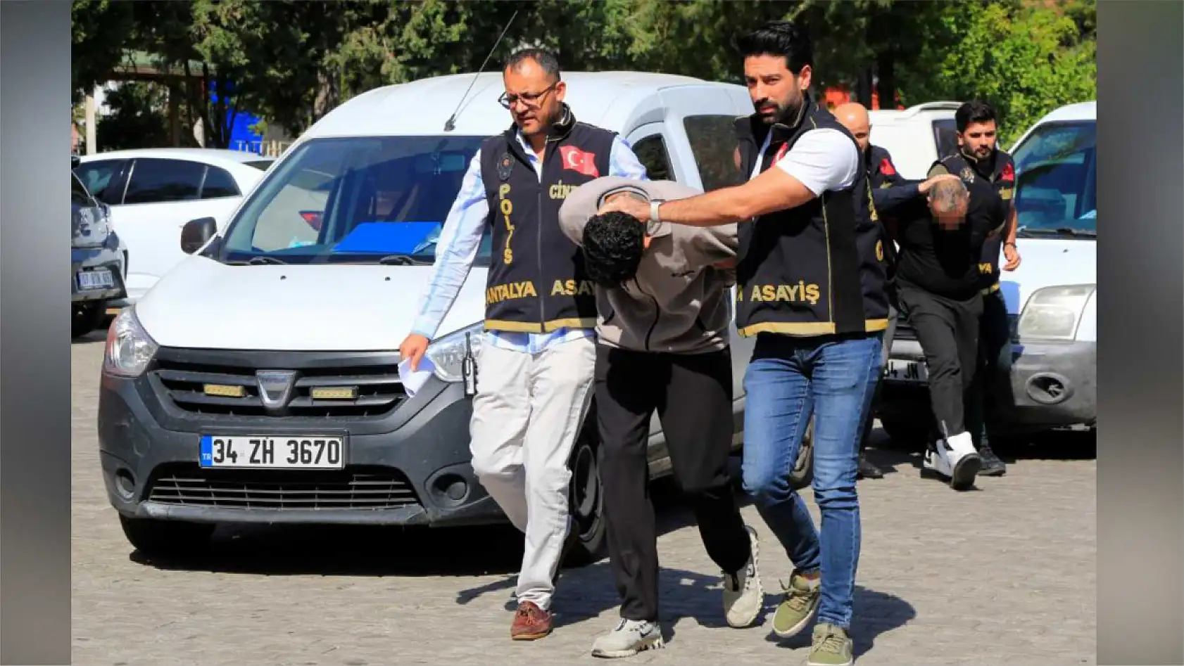 22 yaşındaki Ahmet, kör kurşuna kurban gitmiş, gözaltına alınan 3 kişi adliyeye sevk edildi