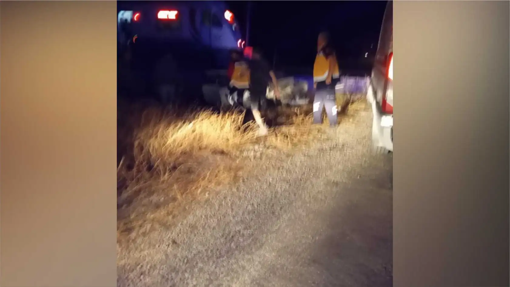 Yolcu treni hemzemin geçitte işçi servisine çarptı: 5 kişi yaralandı