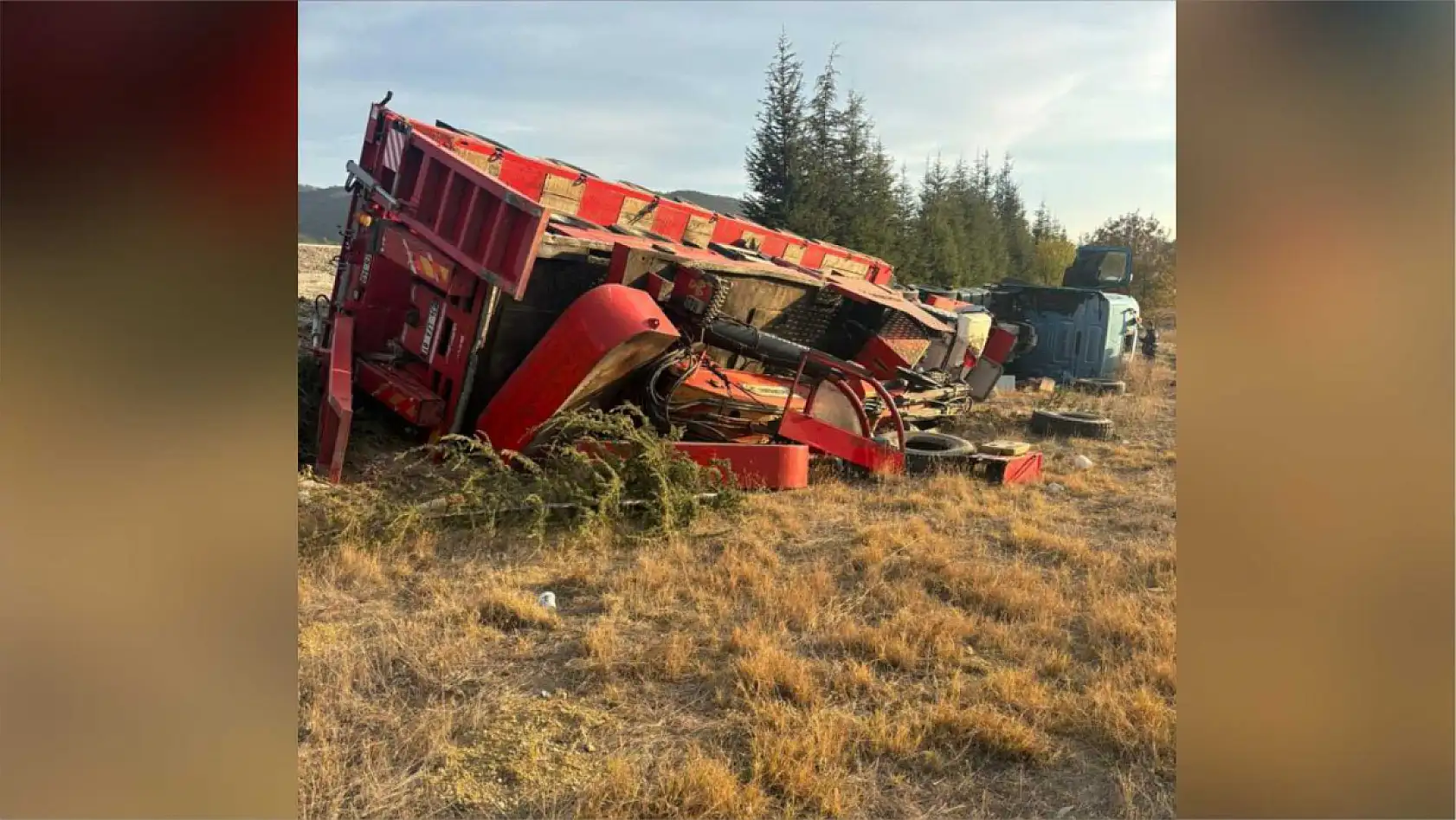 Kontrolden çıkan tır devrildi, sürücü hayatını kaybetti