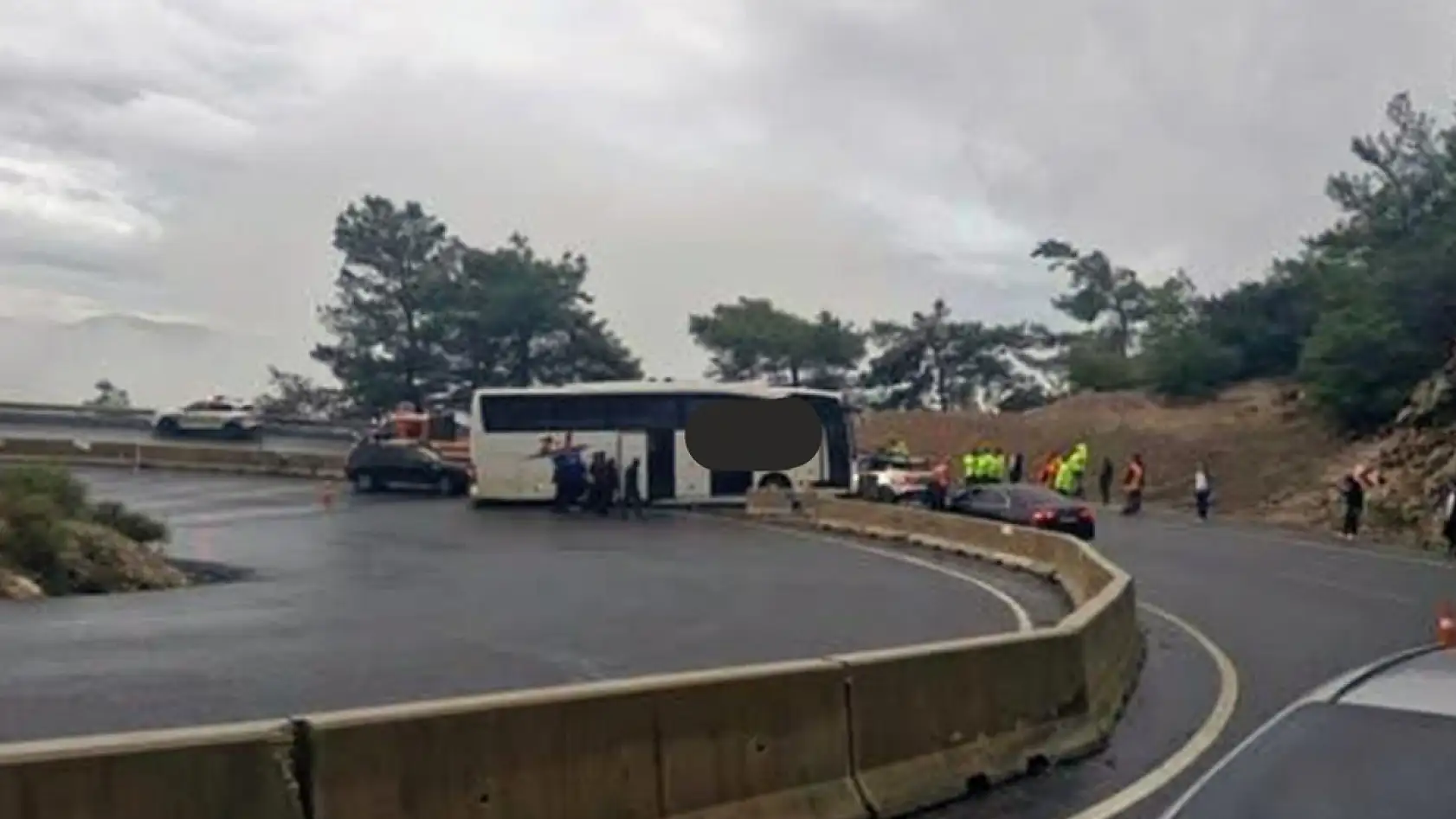 Muğla'da yolcu otobüsü rampada polis aracına çarptı