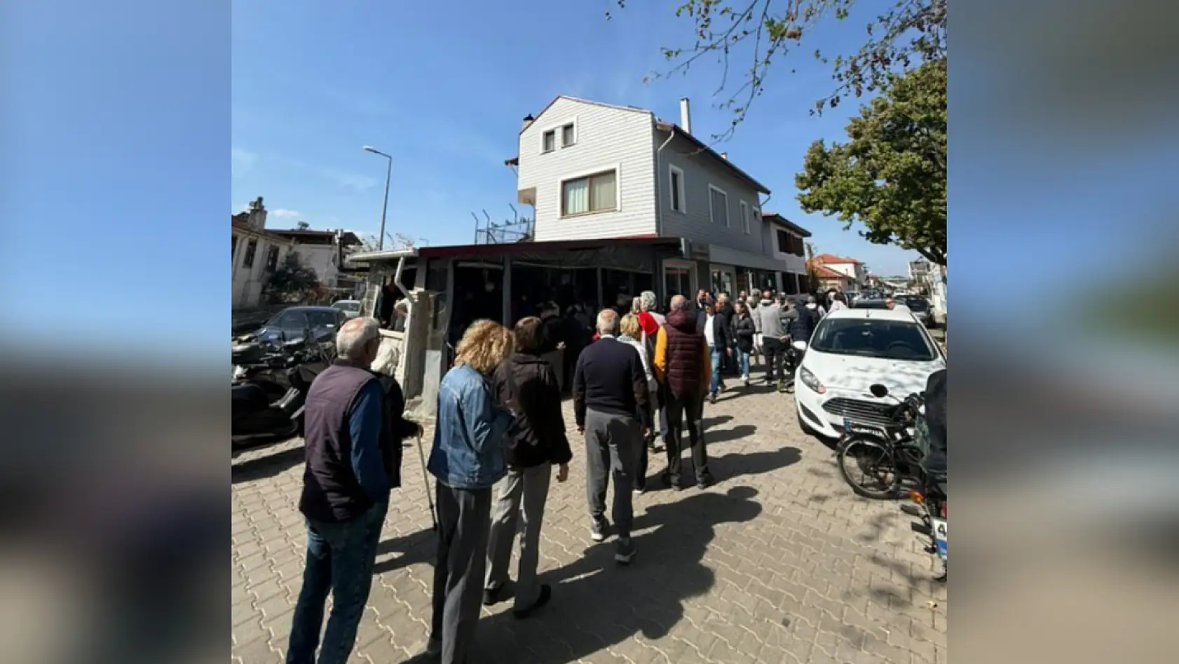 Foça ve Akarca sandık başında, yoğun katılım dikkat çekiyor
