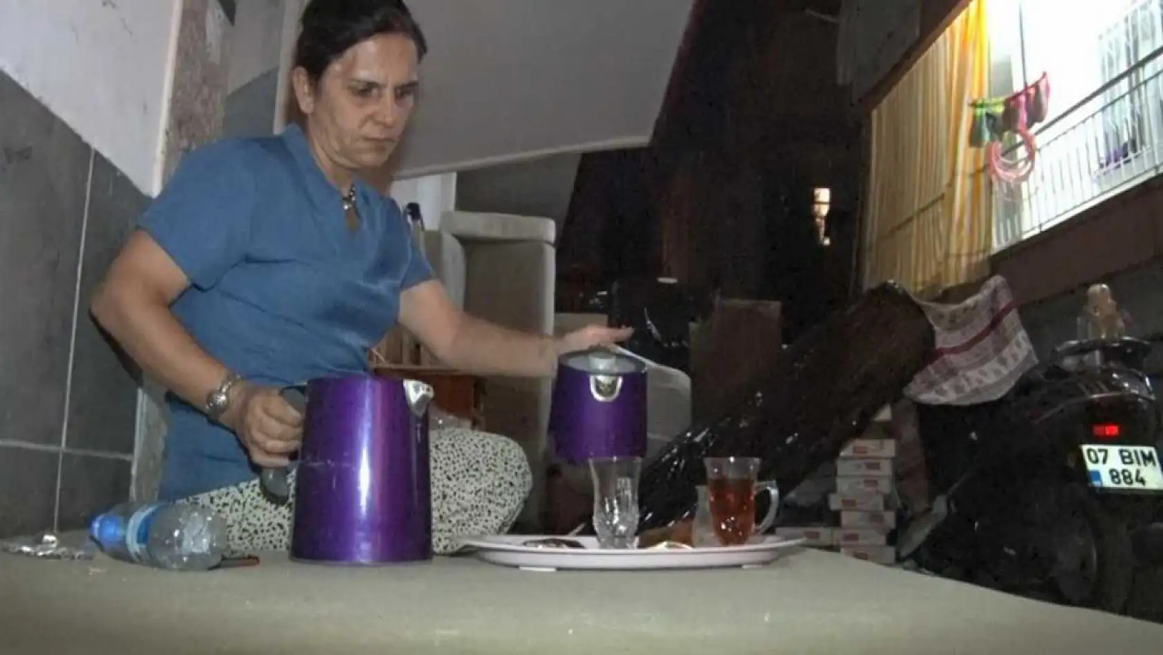 Tahliye iddiasında sahte imza: Kadın gözyaşları içinde eşyalarıyla sokakta