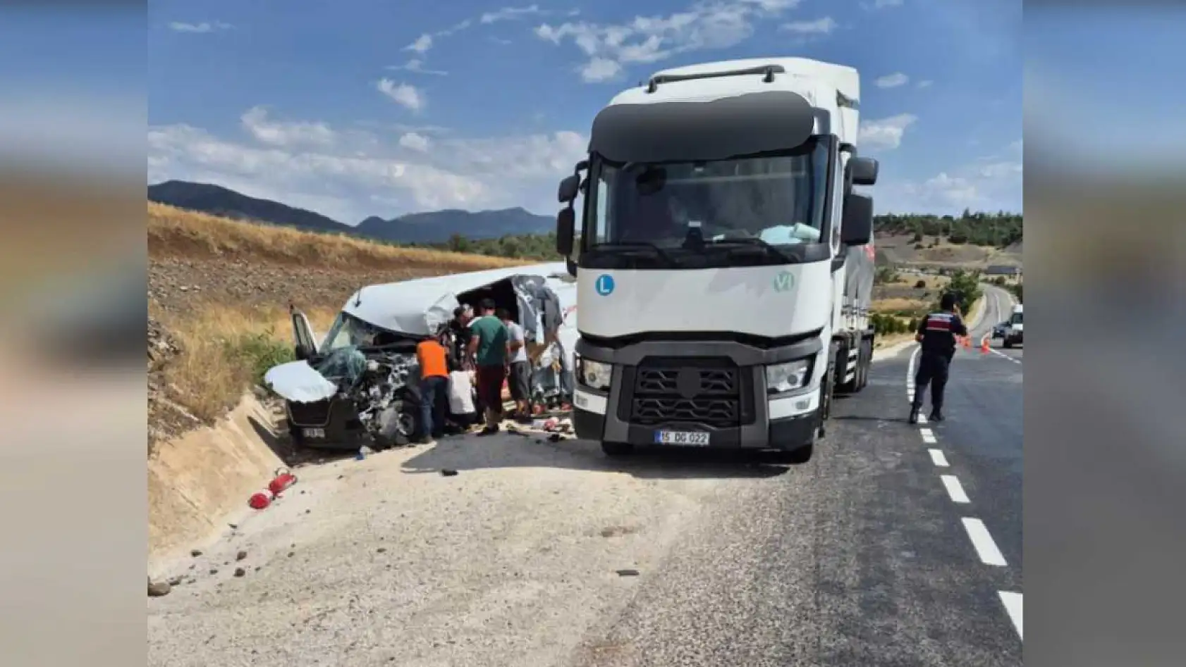 Denizli-Antalya Karayolu'nda kaza: Yangın söndürme cihazı yüklü araç, süt tankerine çarptı: 1 yaralı