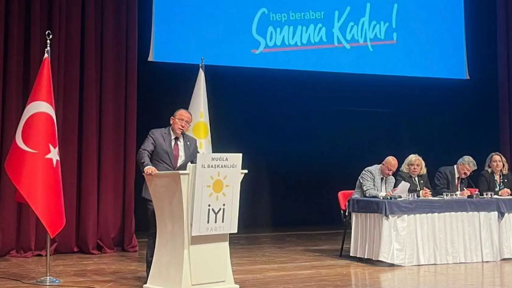 İYİ Parti Muğla 4. Olağan Kongresi'nde Davut Cumhur Akmeşe Güven Tazeledi