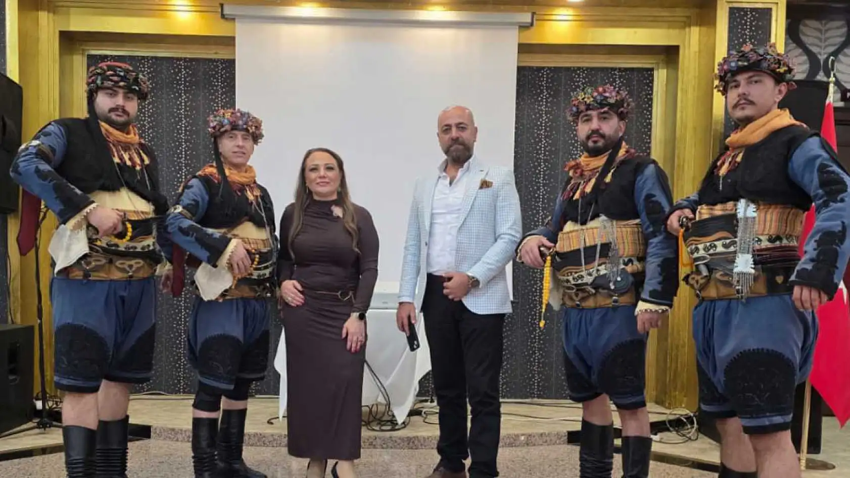 İzmir'deki Uluslararası Sağlık Turizmi Kongresi'ne 'Muğla ve Zeybek Rüzgârı' damga vurdu