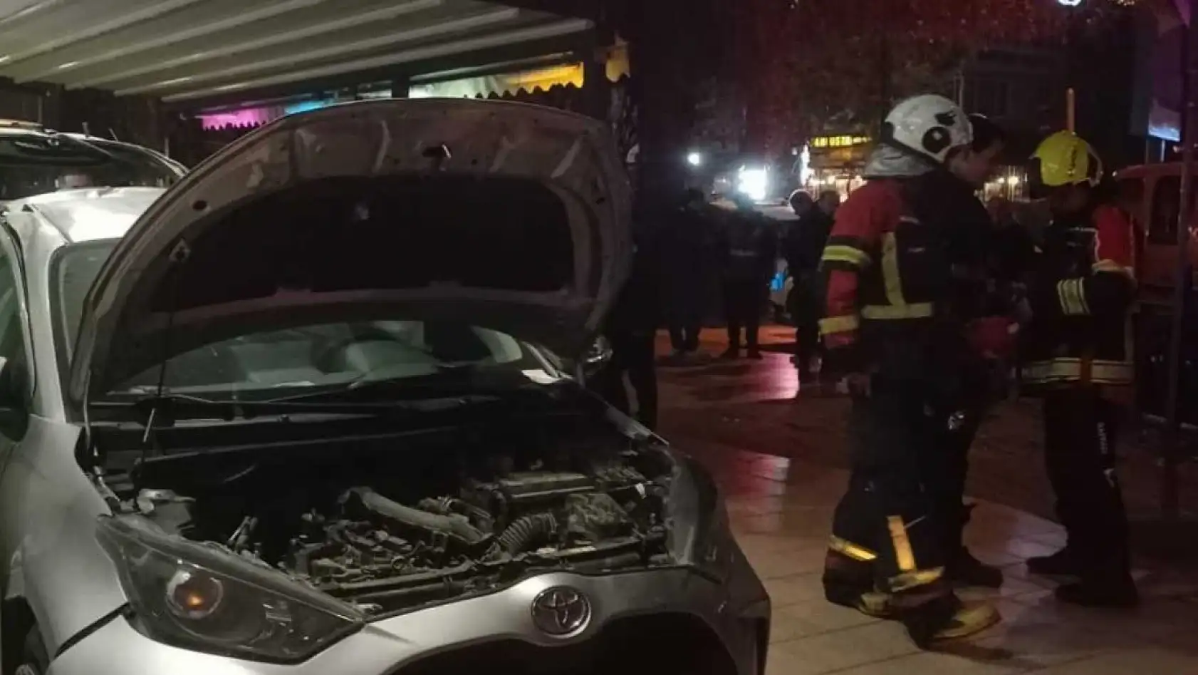 Takla atan araç banka şubesine çarparak durabildi: 2 yaralı