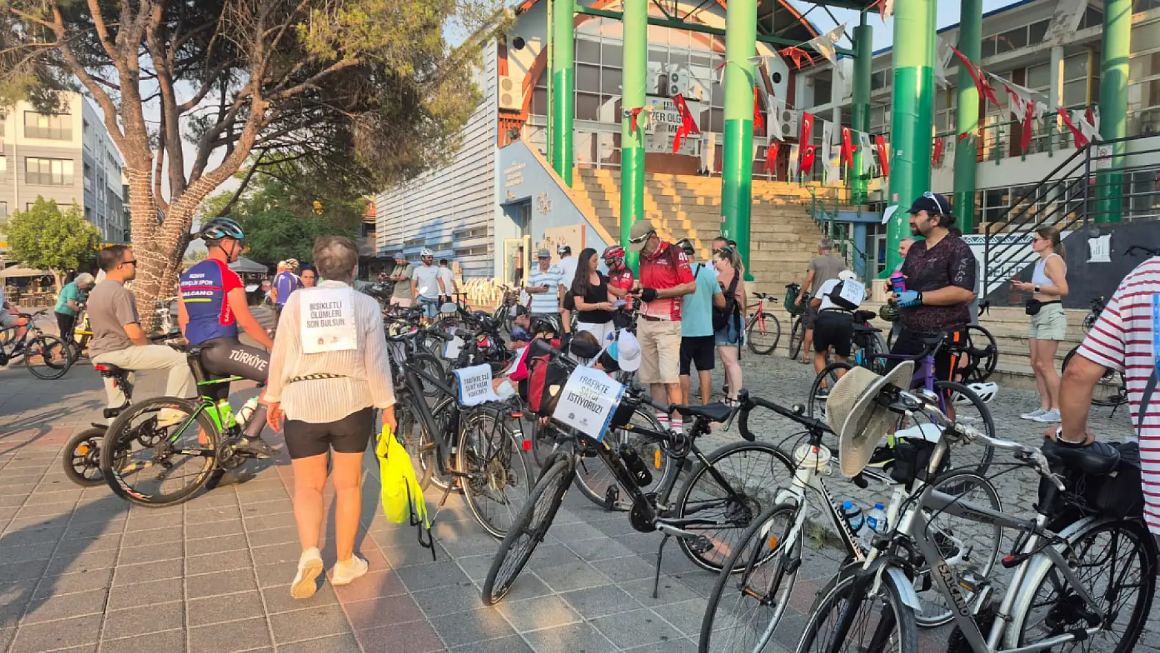 Fethiye'de Sessiz Sürüş: Trafikte Bisikletliler İçin Güvenlik Çağrısı