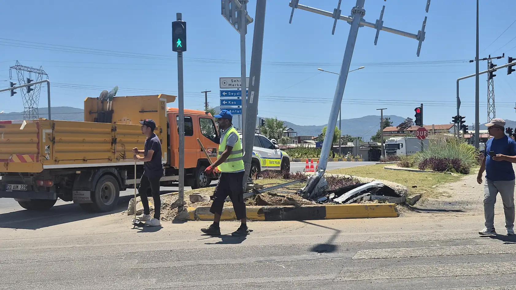 Fethiye'de minibüs ve otomobil çarpıştı: 11 yaralı