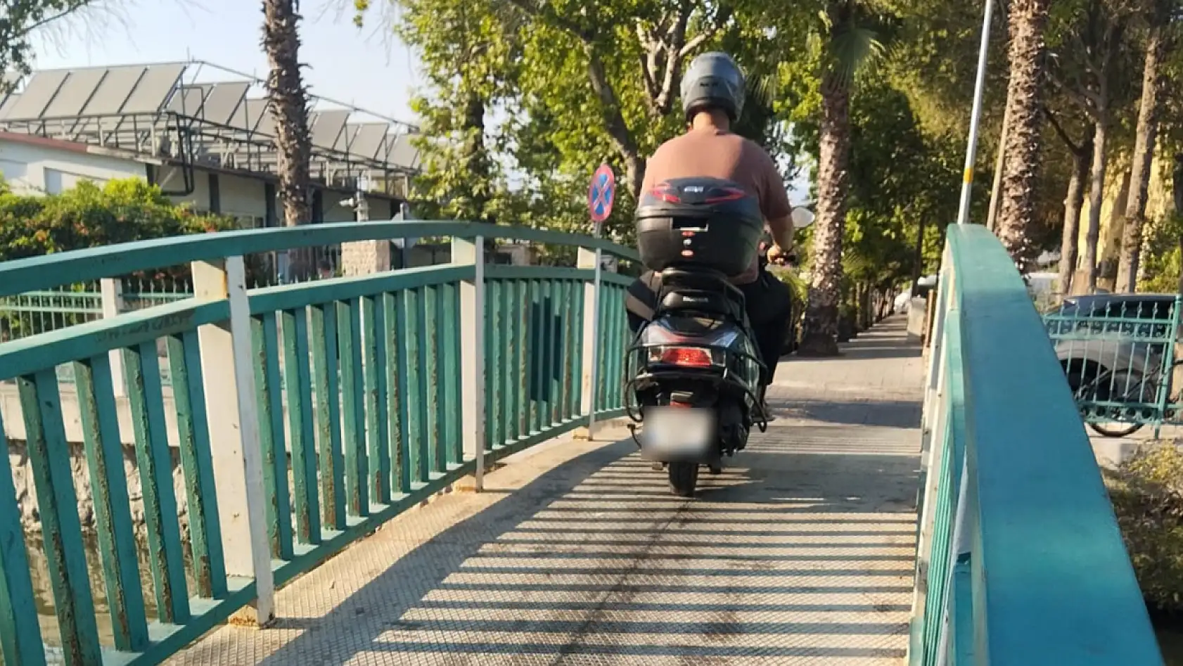 Fethiye'de Uyarılara Rağmen Köprüde Motosiklet Geçişi Sürüyor