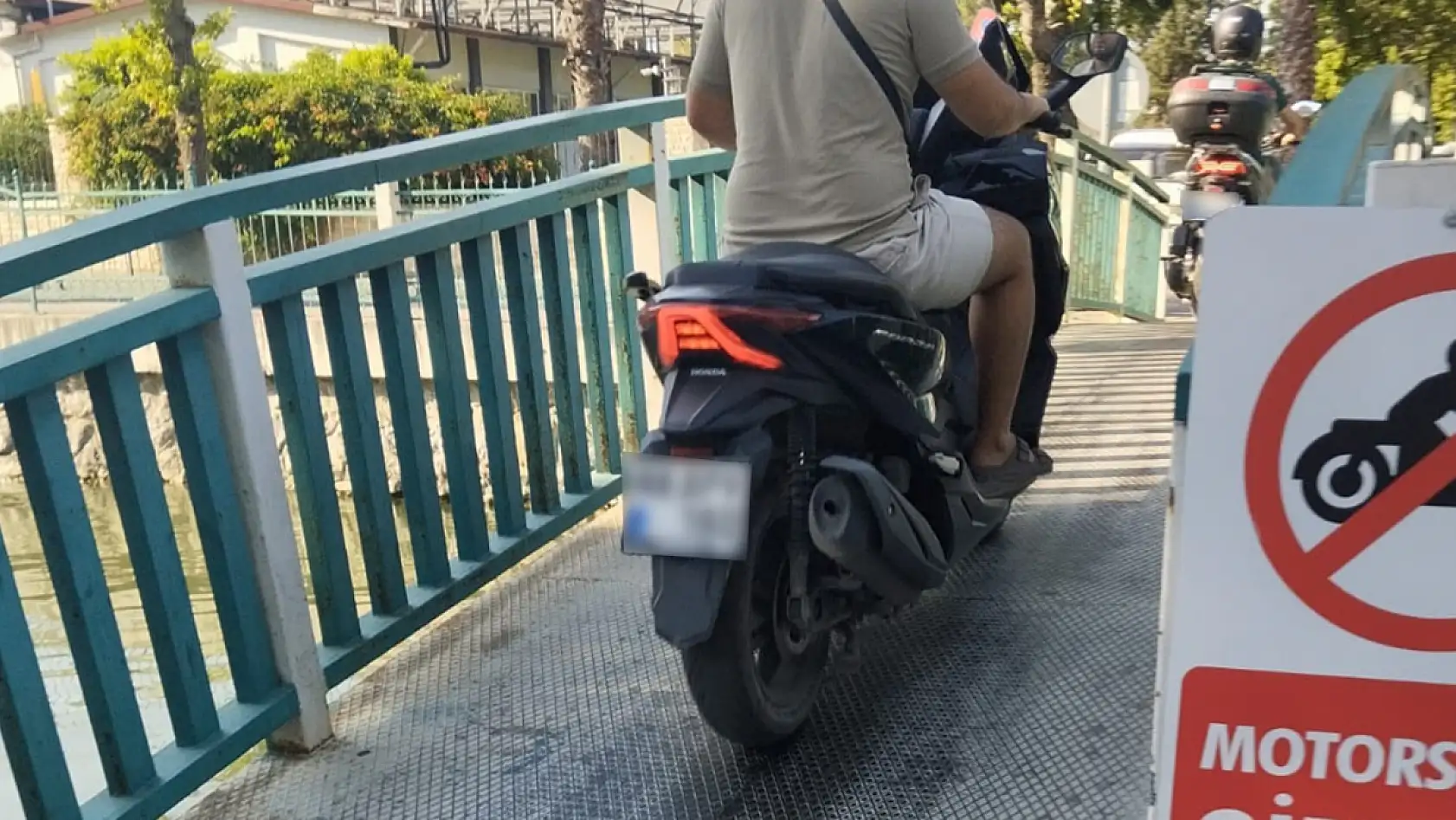 Fethiye'de Uyarılara Rağmen Köprüde Motosiklet Geçişi Sürüyor