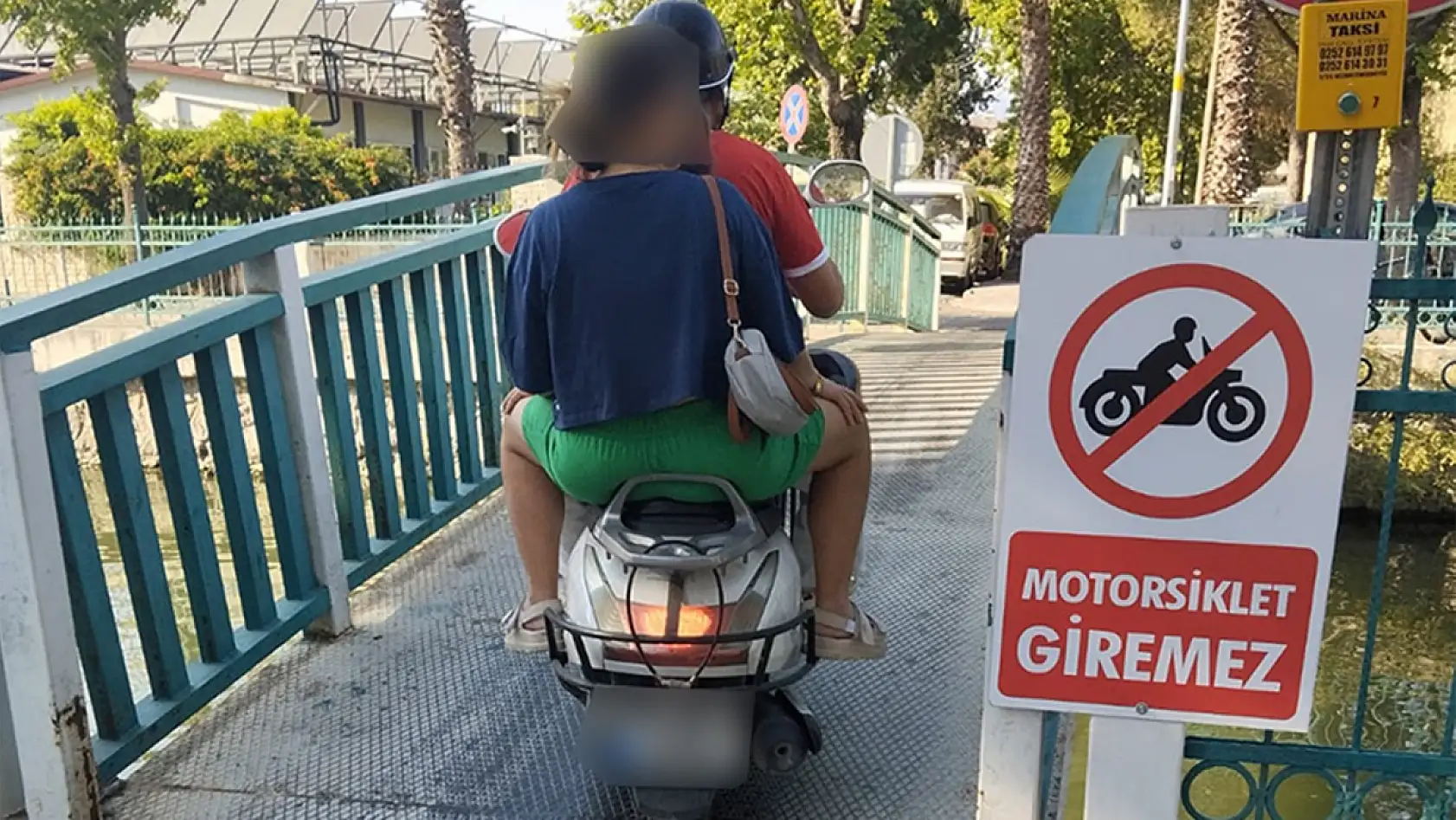 Fethiye'de Uyarılara Rağmen Köprüde Motosiklet Geçişi Sürüyor