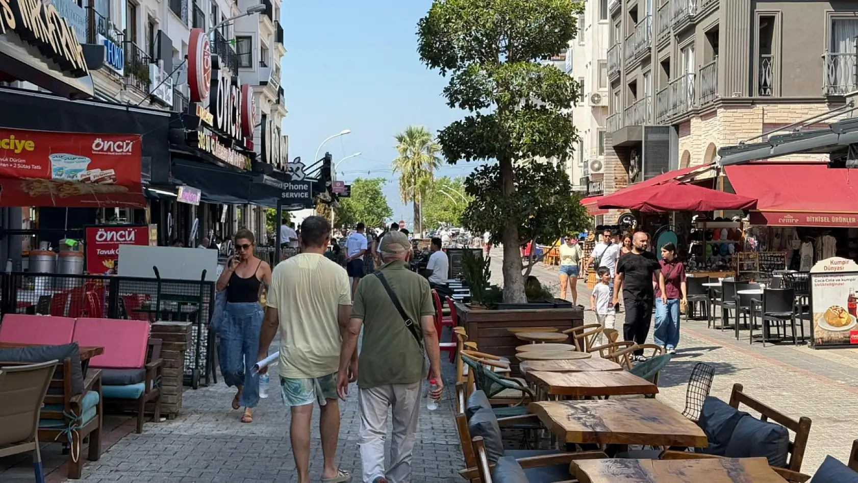 Fethiye'nin Dispanser Sokak'ında Sıcak Hava Yoğunluğu Etkilemiyor