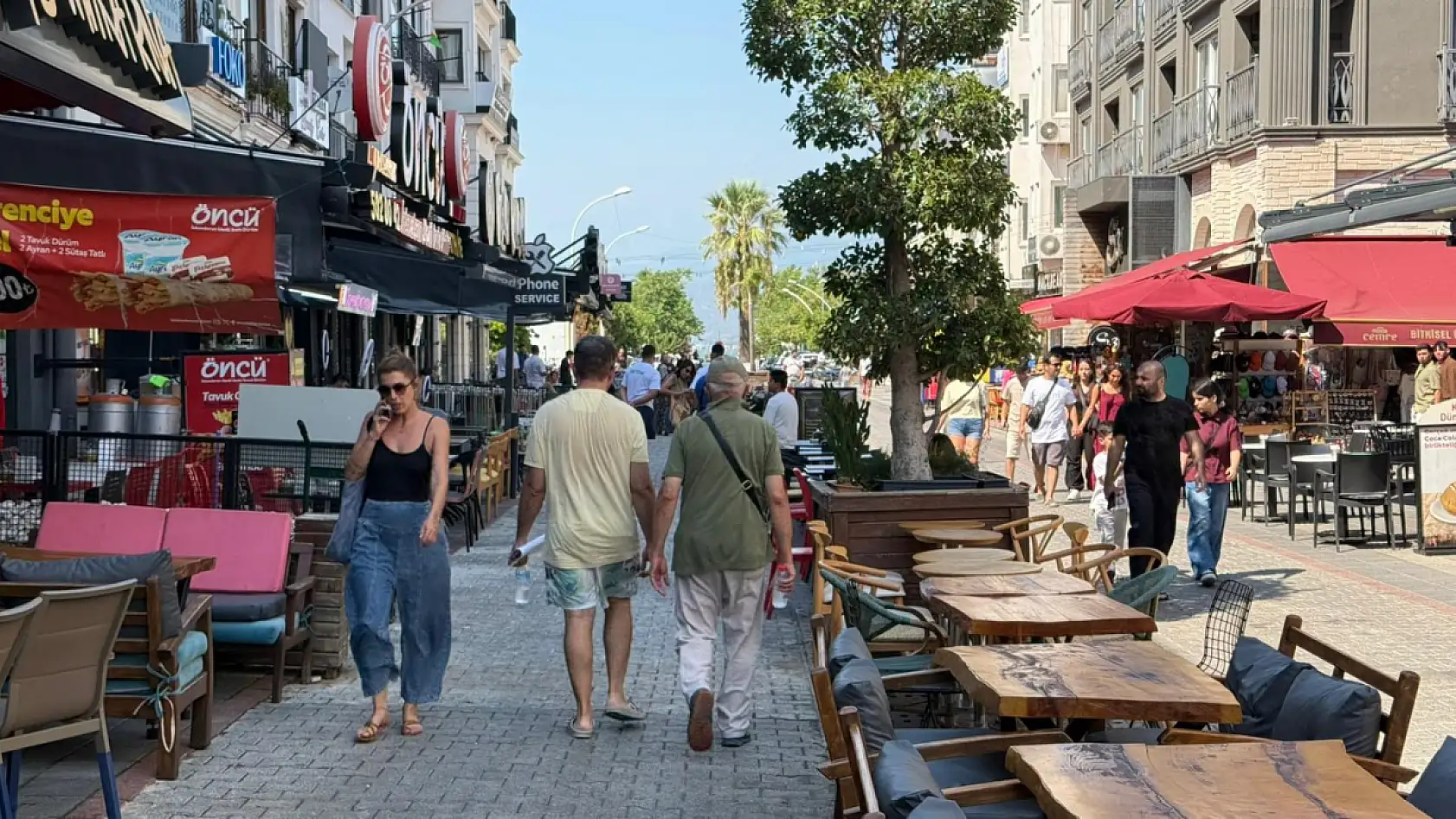 Fethiye'nin Dispanser Sokak'ında Sıcak Hava Yoğunluğu Etkilemiyor