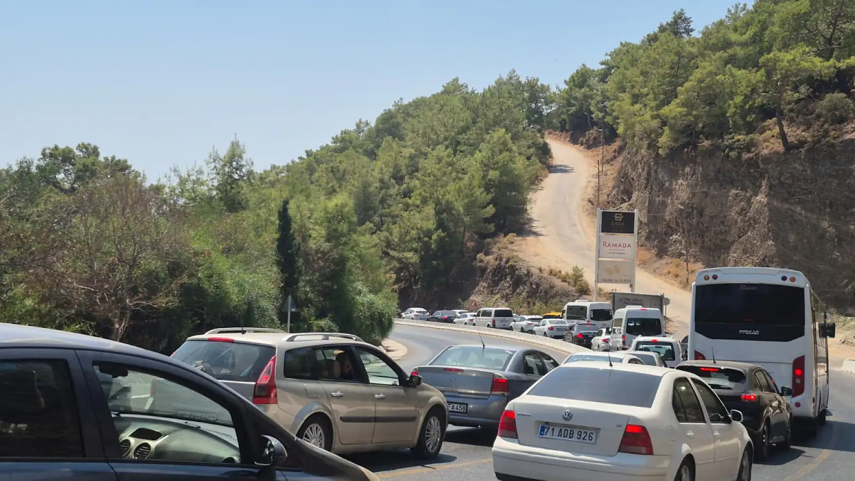 Ölüdeniz'de trafik yoğunluğu sürüyor