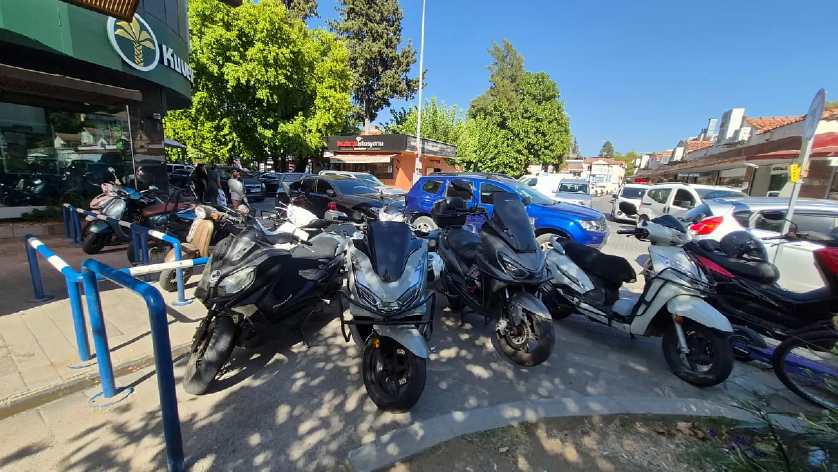 Fethiye'de motosiklet park sorunu yayaları zorluyor