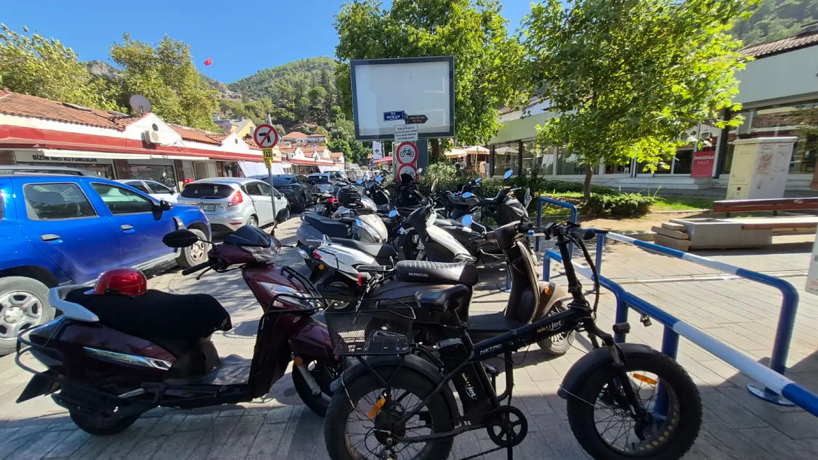 Fethiye'de motosiklet park sorunu yayaları zorluyor