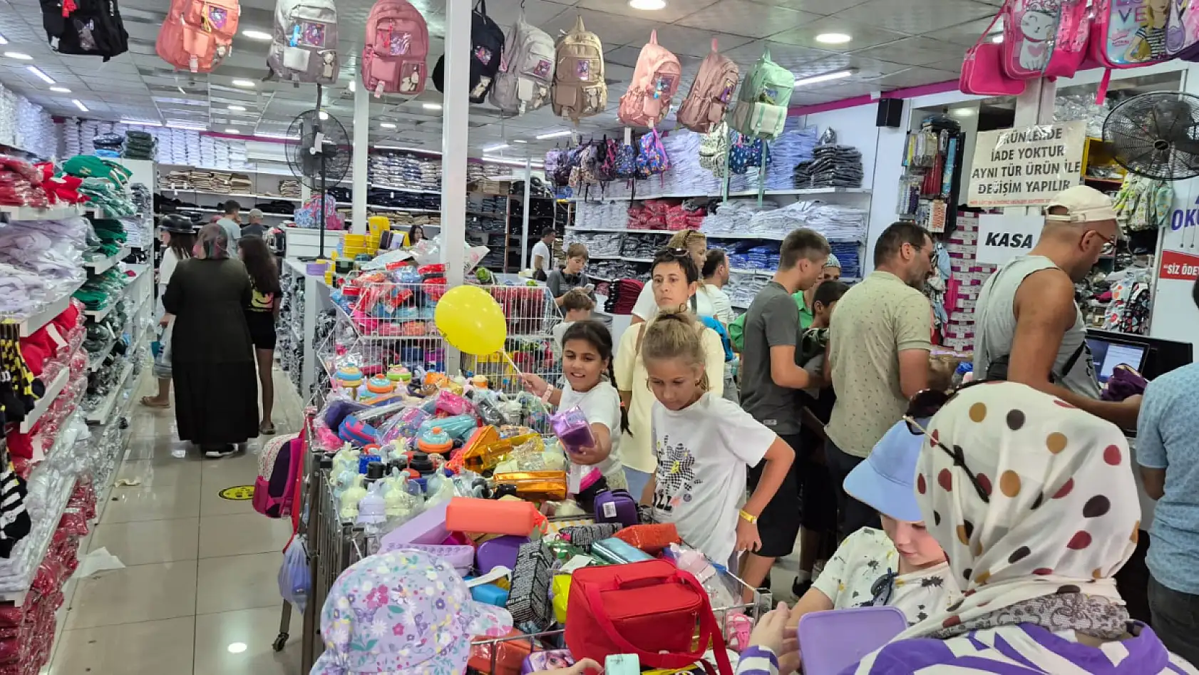 Fethiye'de Okul Alışverişi Yoğunluğu: Veliler ve Öğrenciler Hazırlık Peşinde