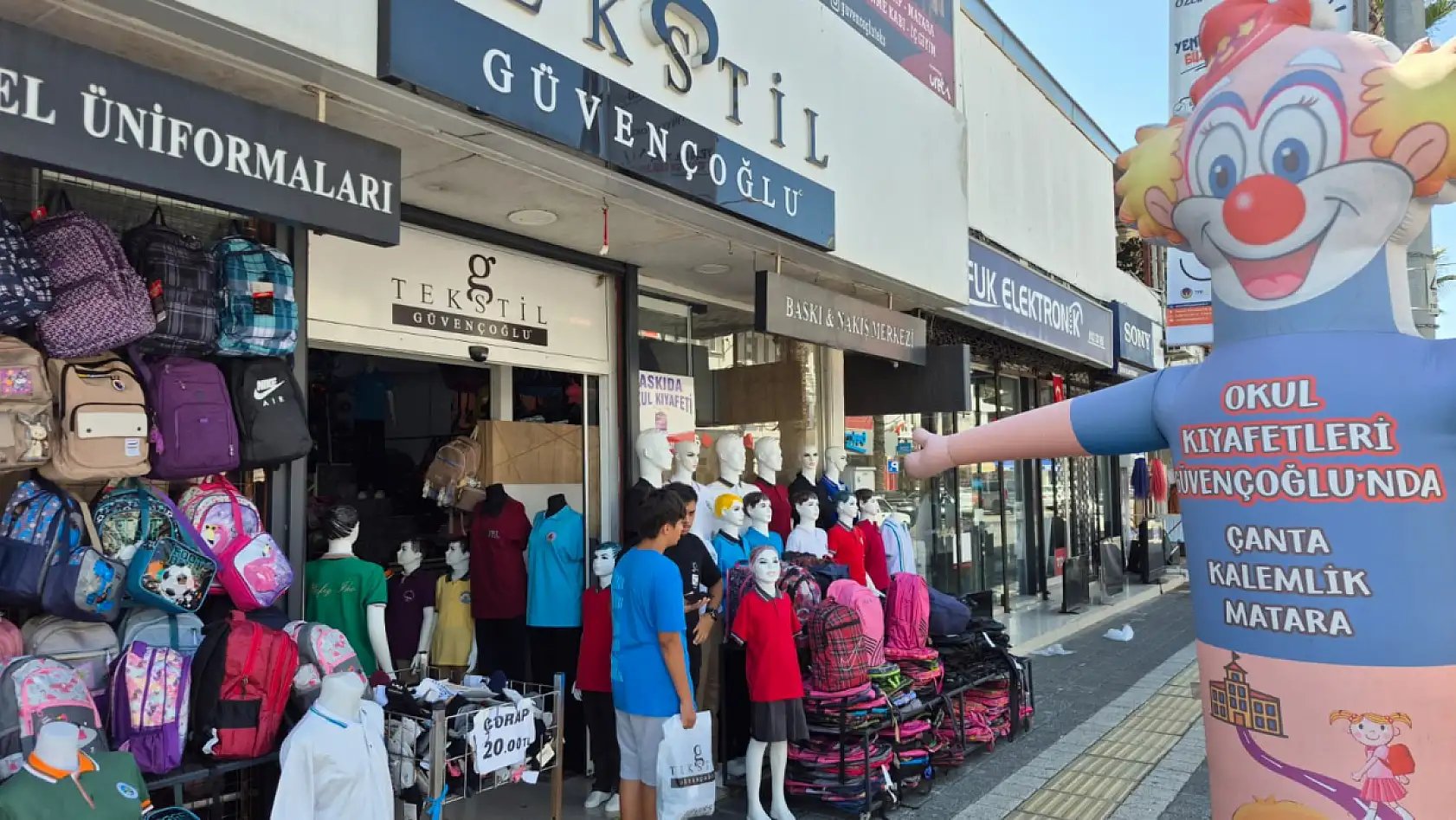 Fethiye'de Okul Alışverişi Yoğunluğu: Veliler ve Öğrenciler Hazırlık Peşinde